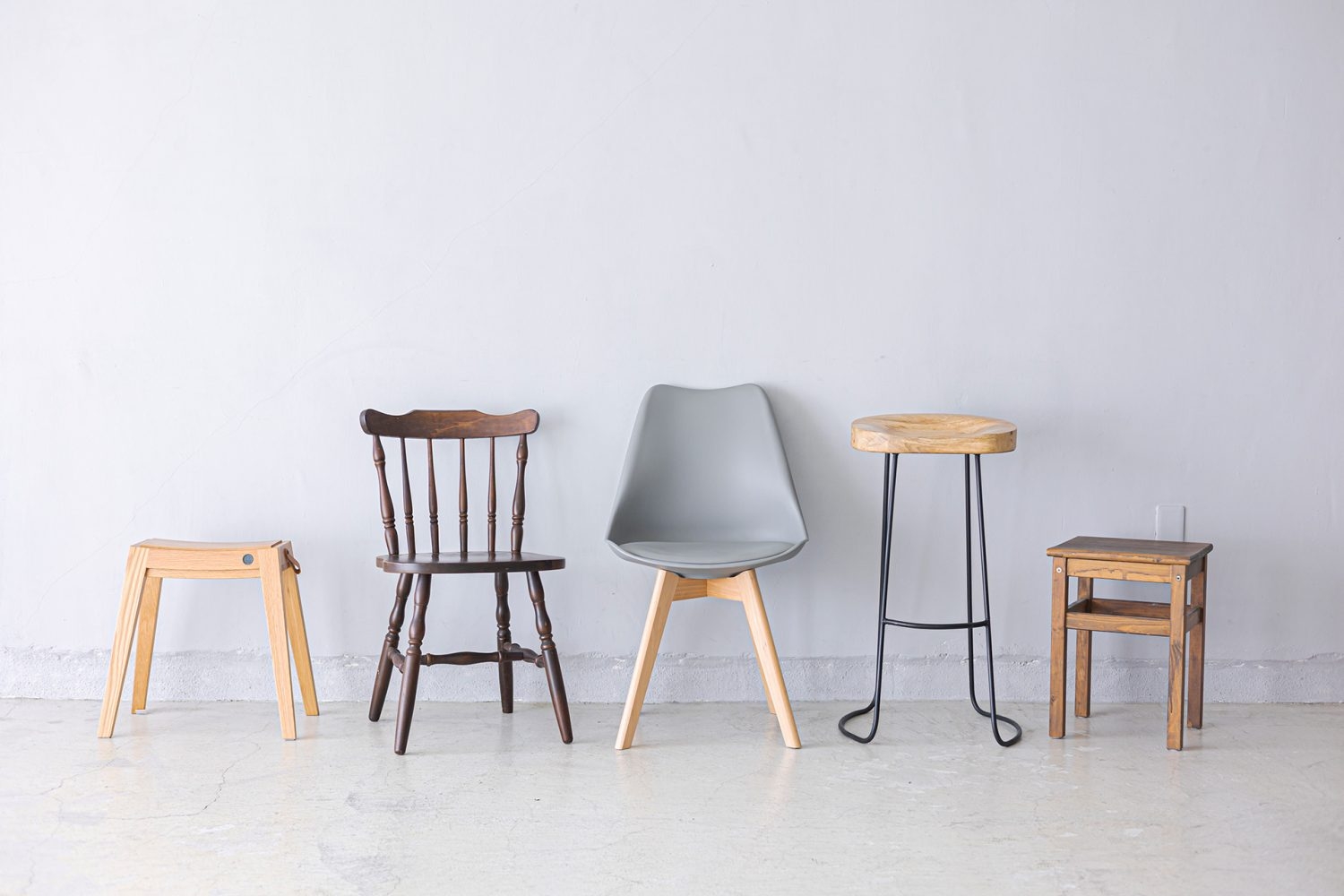 シンプルで味のある椅子たち