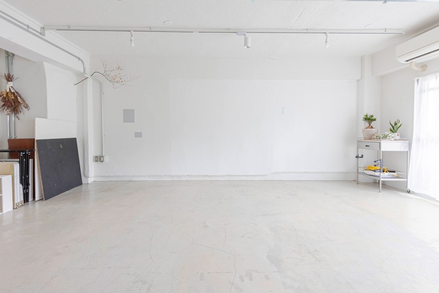 グレー壁の逆側は白壁