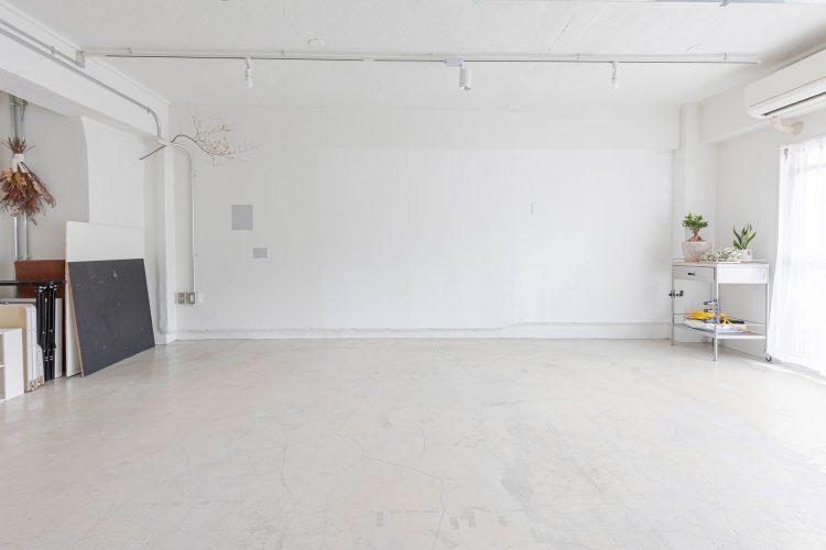 グレー壁の逆側は白壁