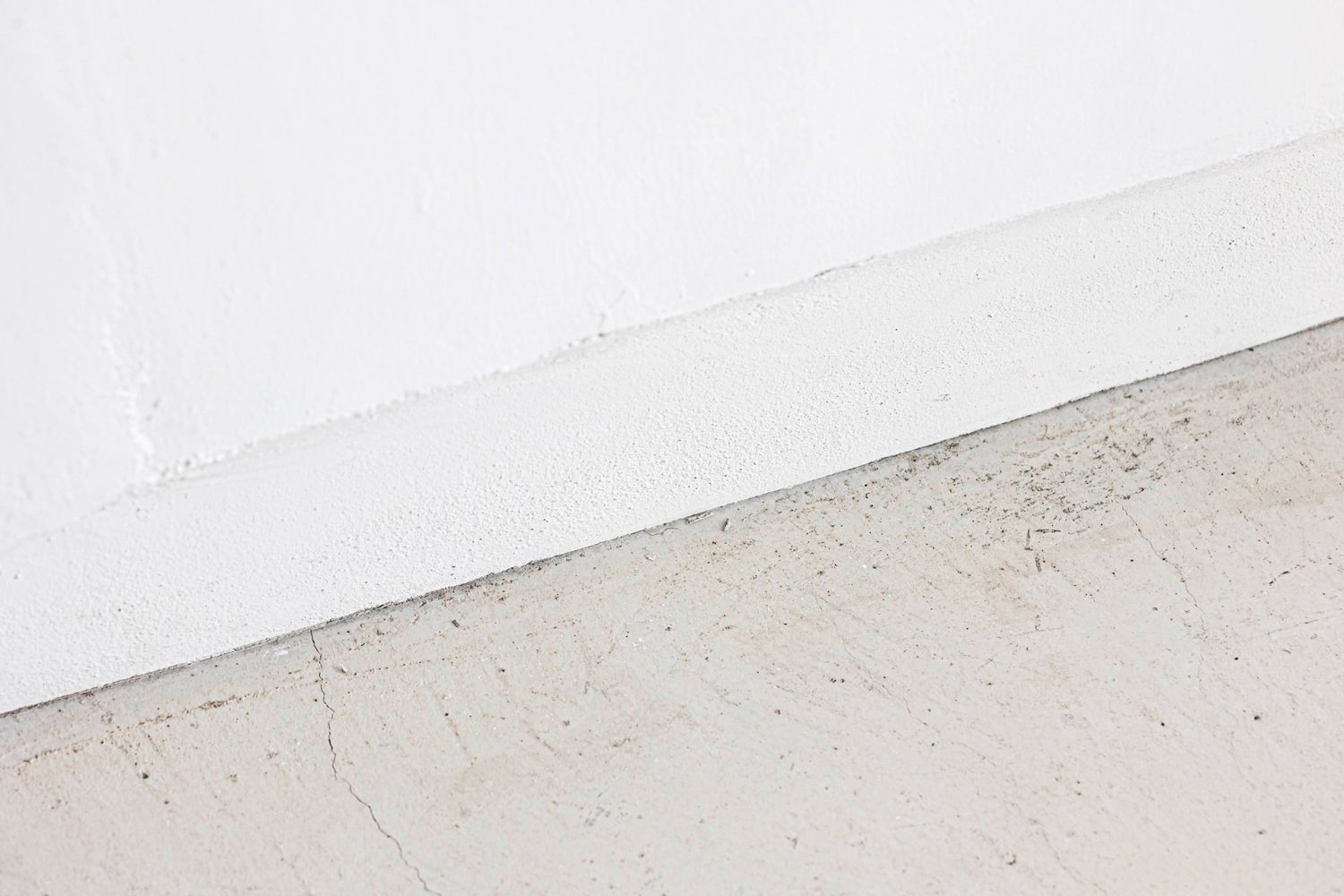 白壁と床の境界線