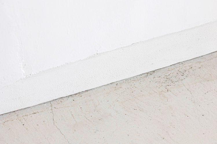 白壁と床の境界線