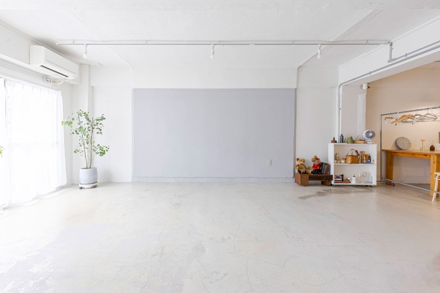 グレーに塗装された壁