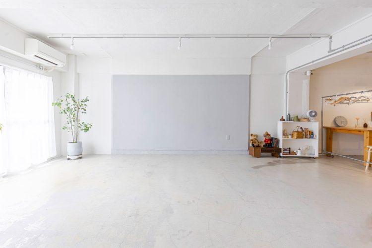 グレーに塗装された壁