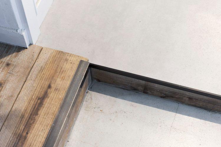 洗面所前の壁と床の境界線