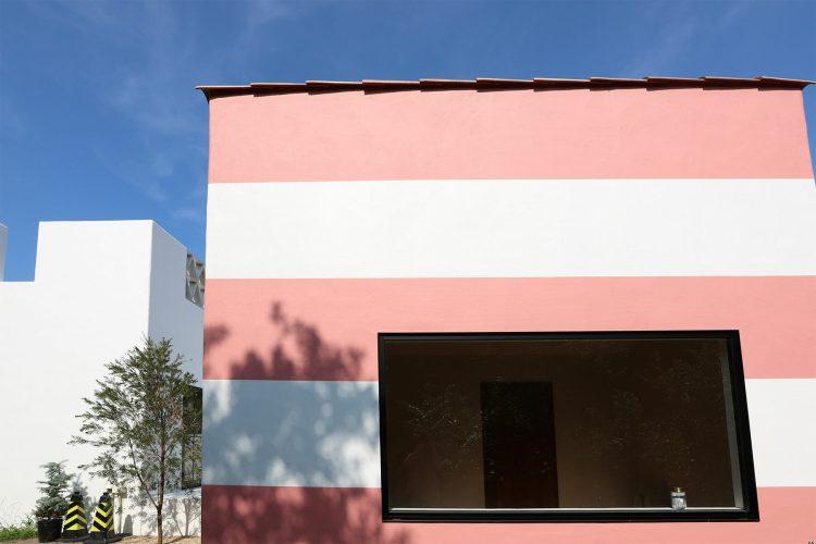 離れの裏面はボーダー壁