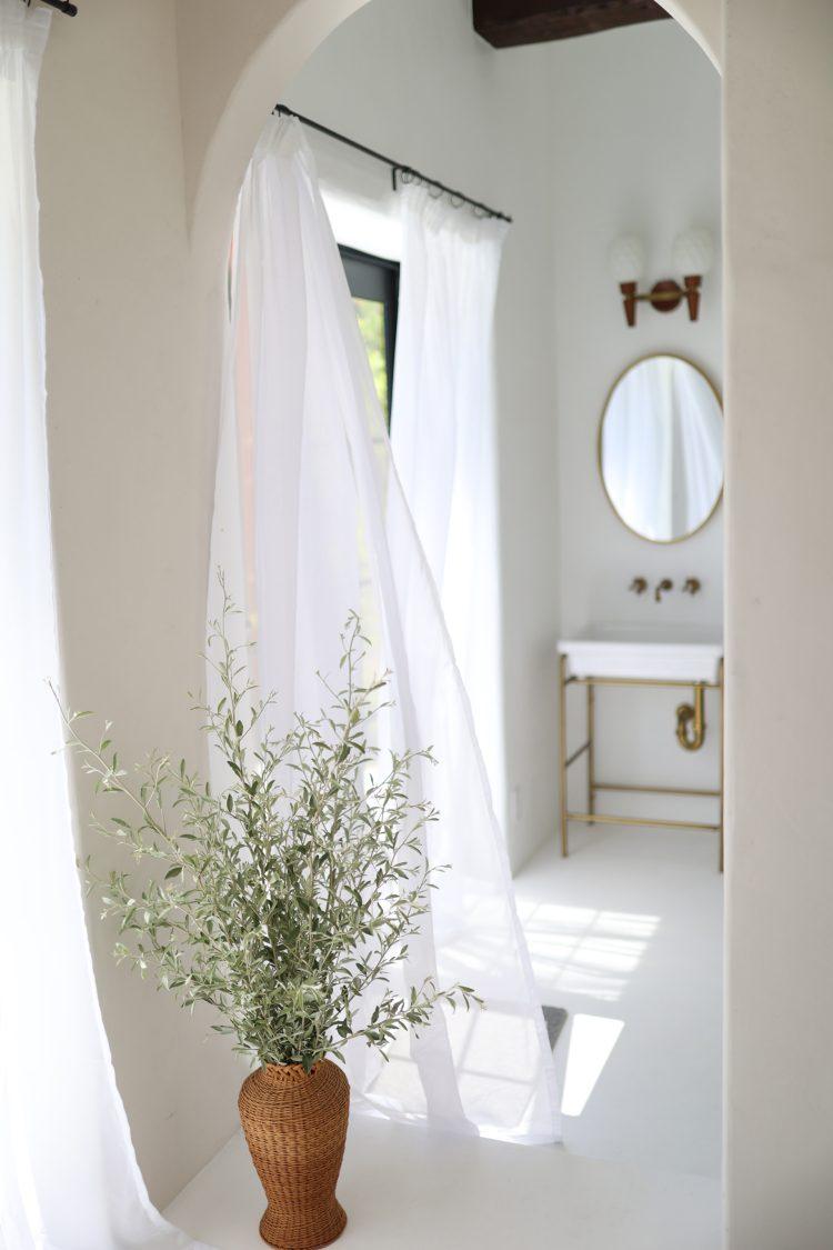 アーチ壁越しのバスルーム