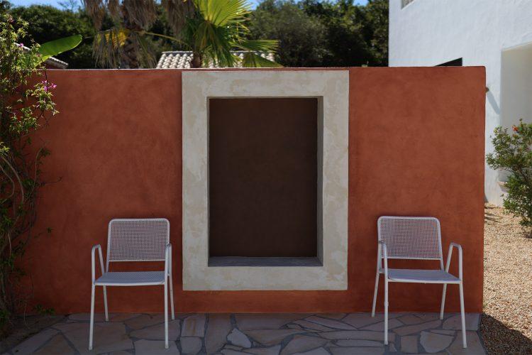 オレンジの壁面に腰掛けても