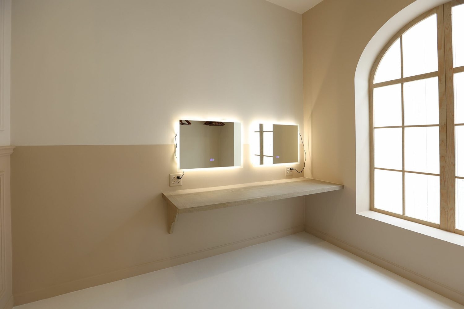 やわらかな色味のメイクルーム