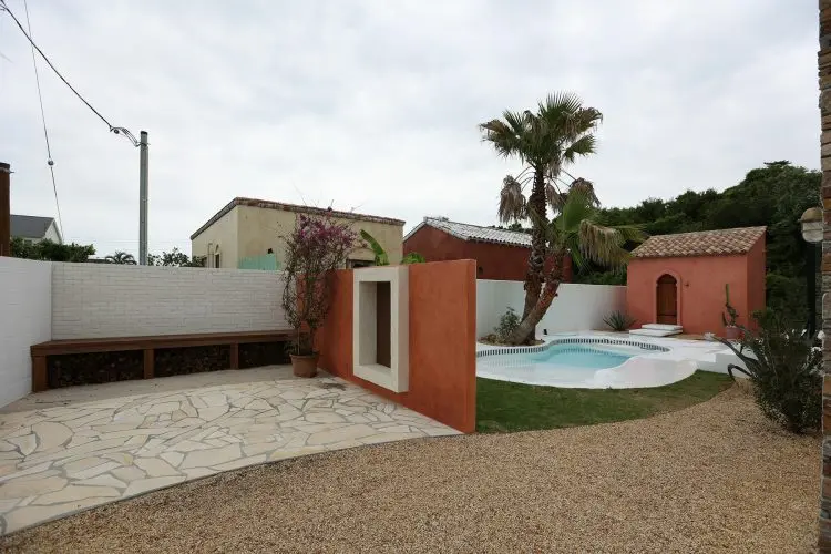 開放的なプールテラス