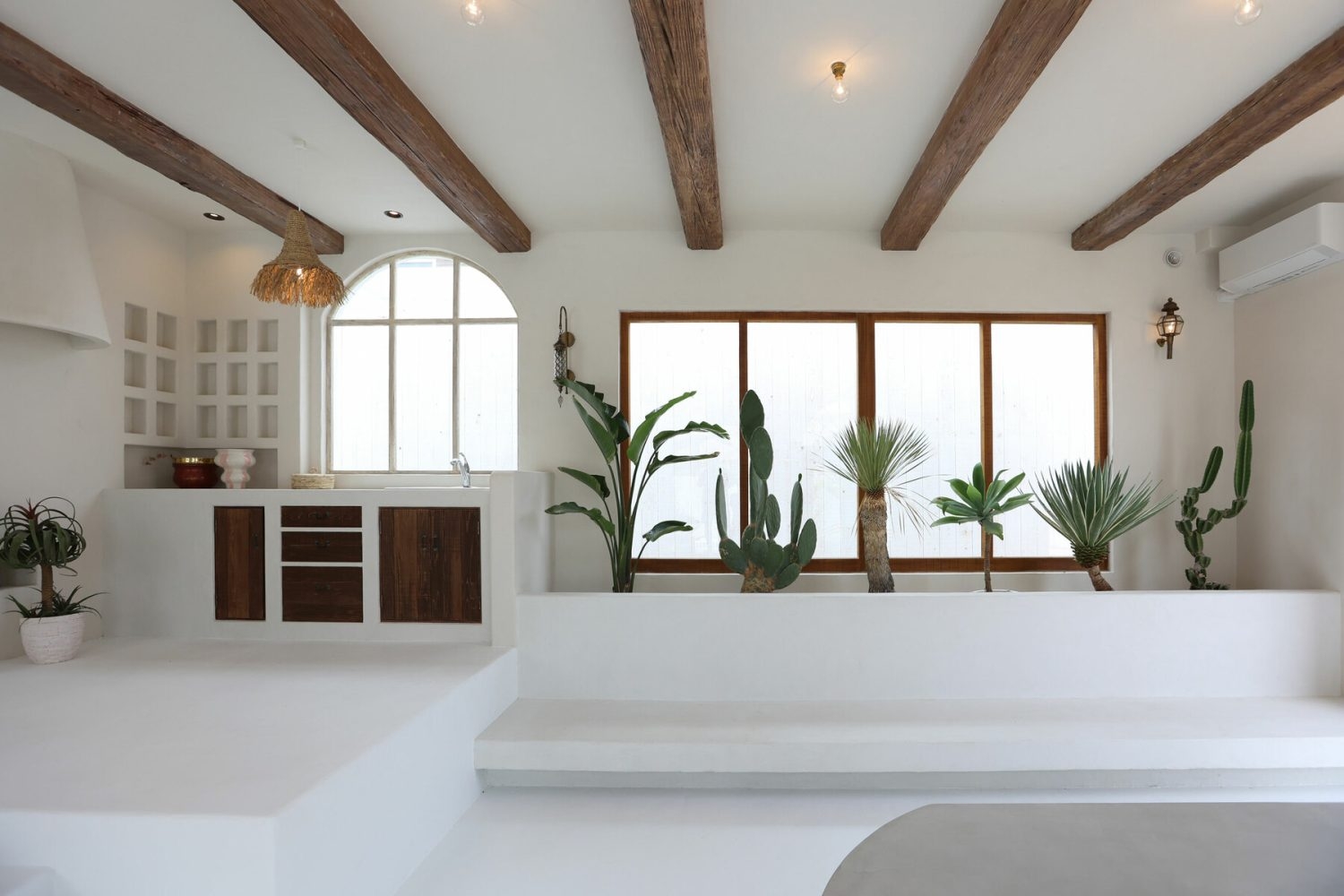 キッチンと幅の広いベンチ