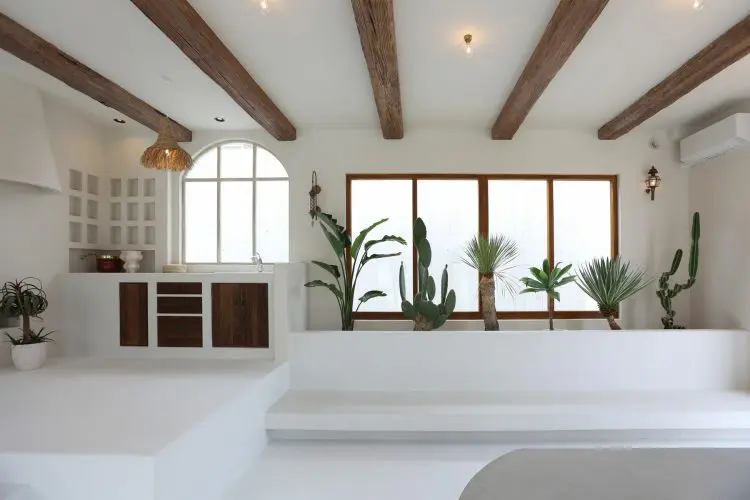 キッチンと幅の広いベンチ