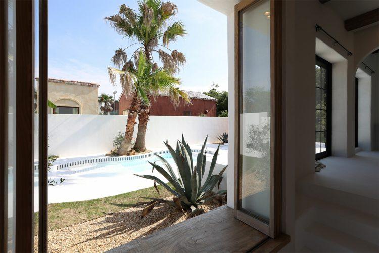 窓枠に腰掛けての撮影も