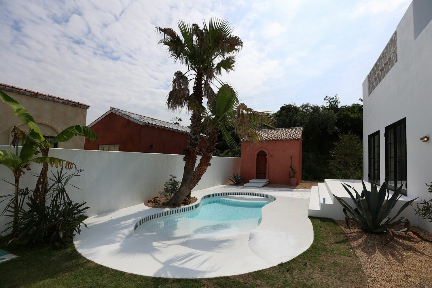 緑に囲まれたプールテラス