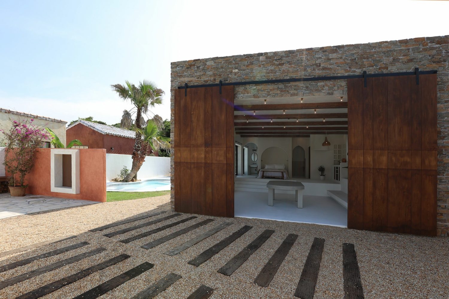 大きく開く扉から入る自然光