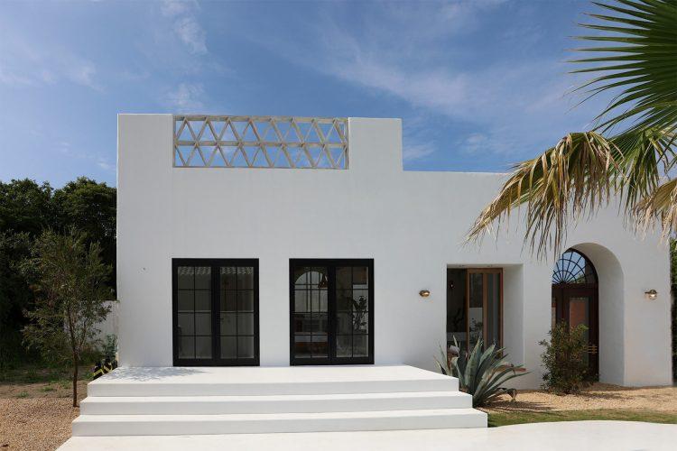 プールへと繋がる階段