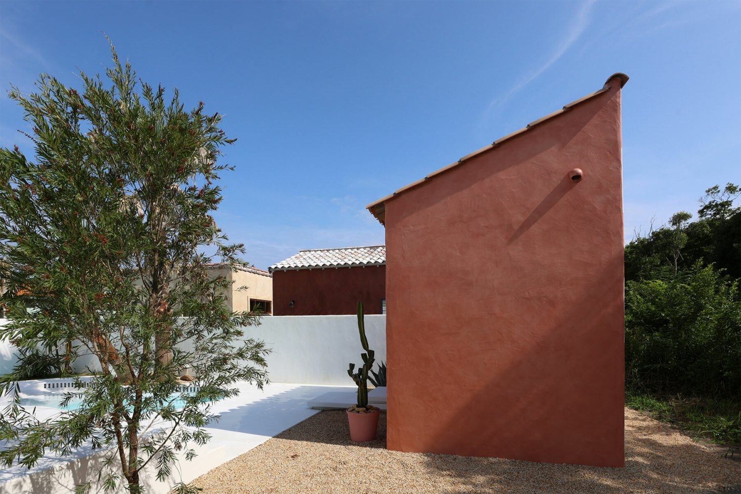 離れの壁面を背景に撮影も