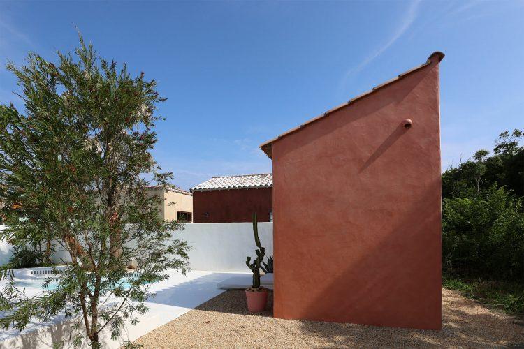 離れの壁面を背景に撮影も