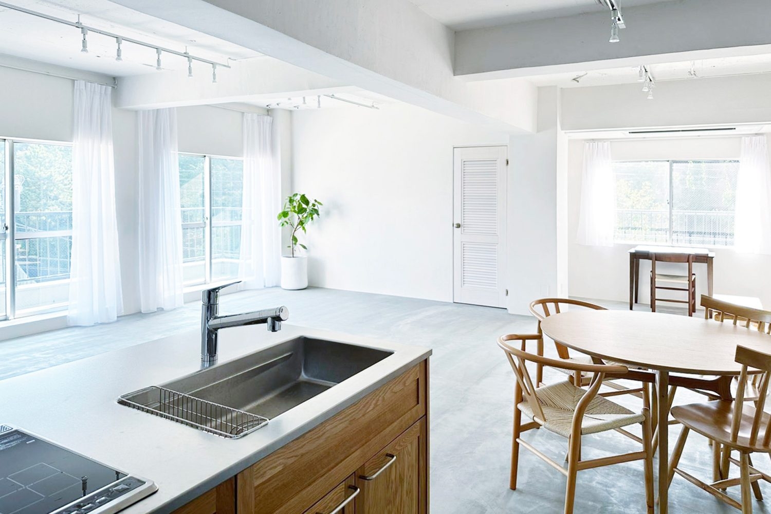 南側の窓と西側の壁