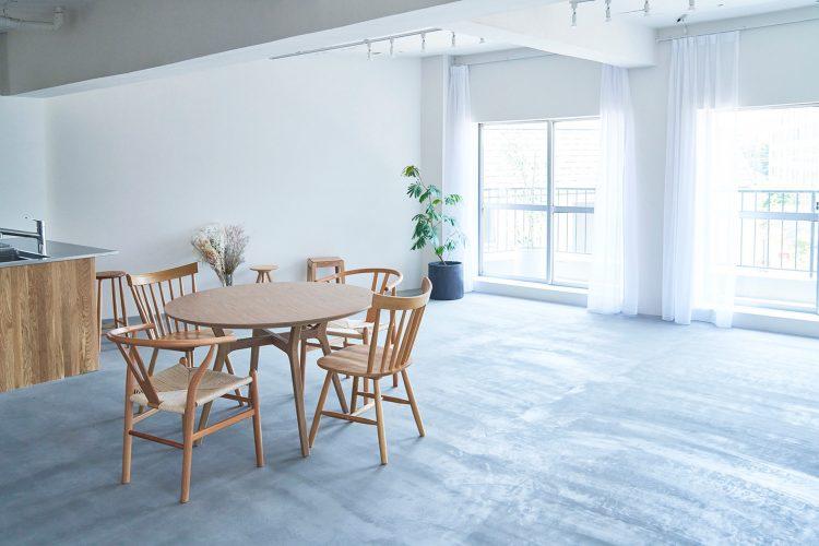 南側の窓と東側の壁