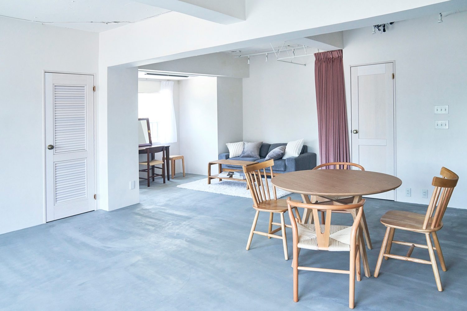 西側の窓と北側