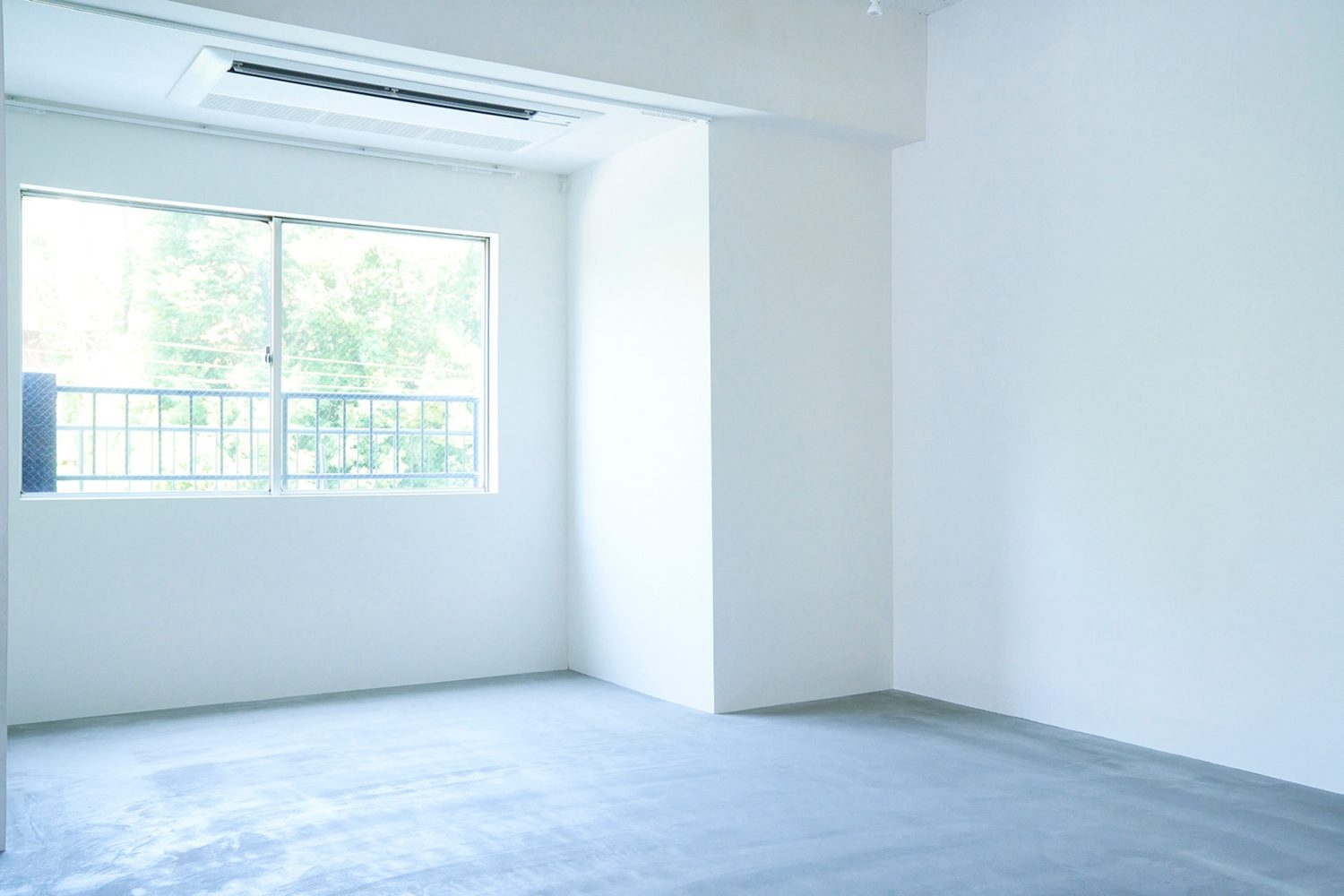 西側の窓(メイクスペース)