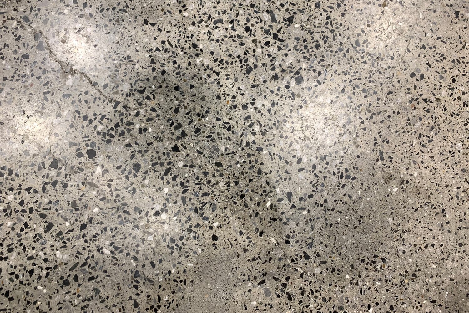 石の混ざったコンクリート床