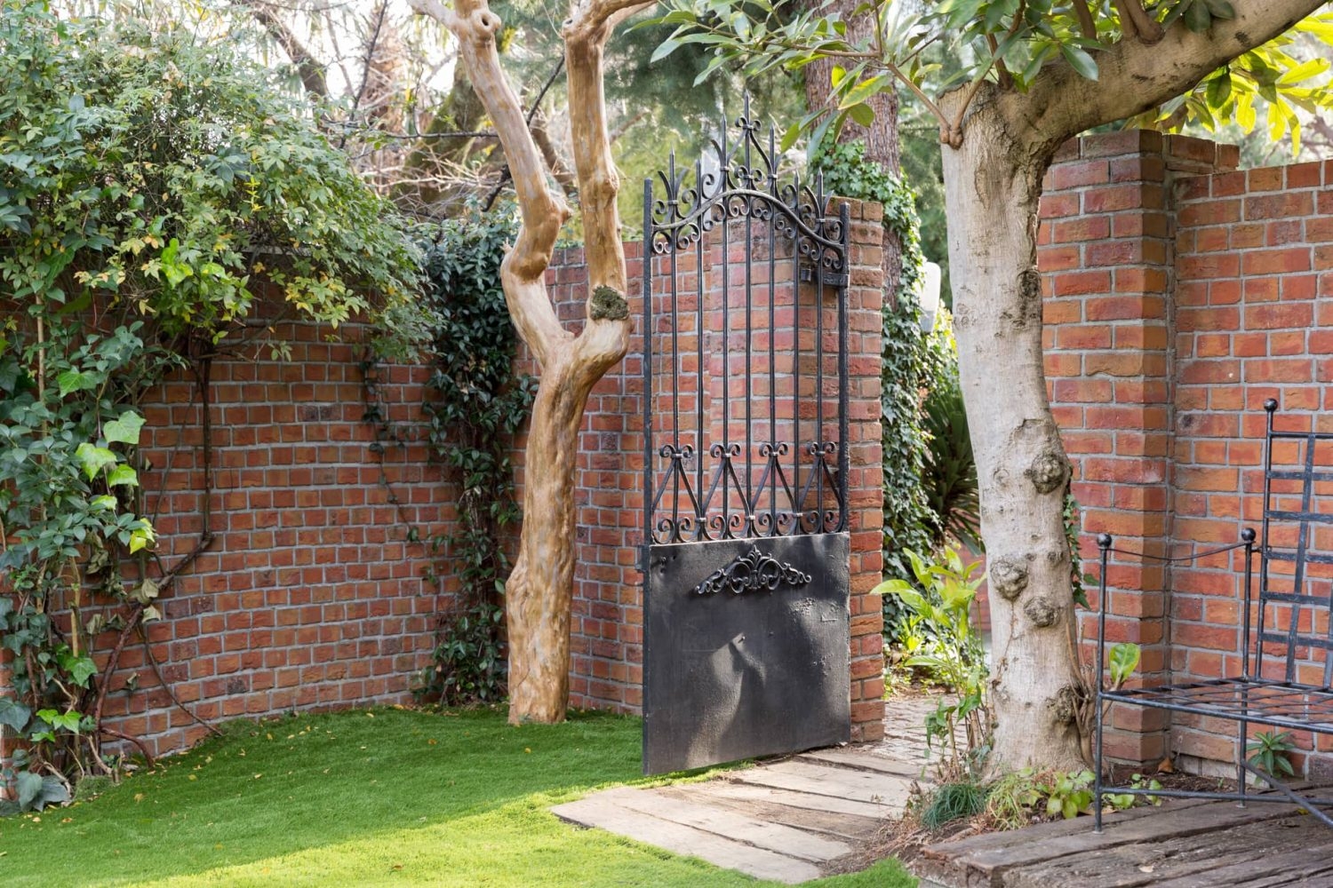 外に繋がる門扉