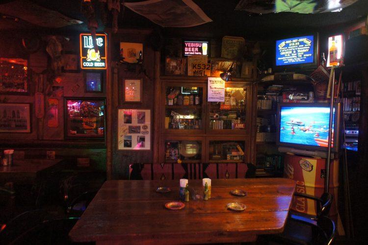 入口付近 テーブル席