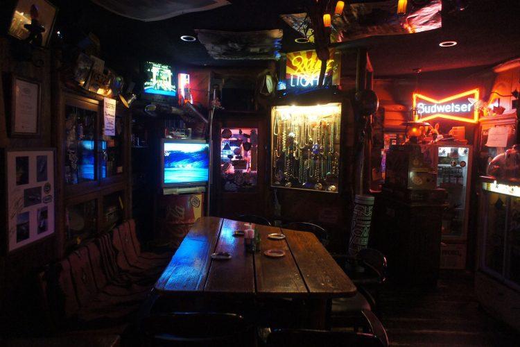 入口付近 テーブル席