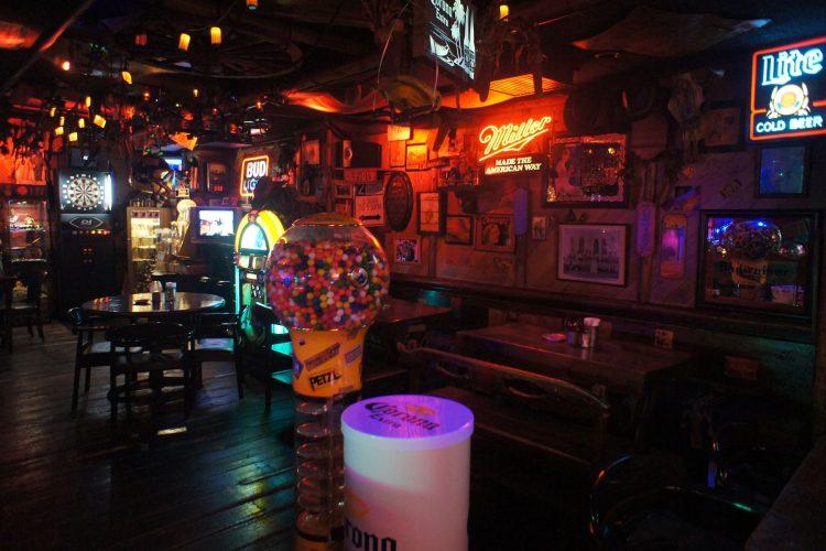 店内 中央テーブル席