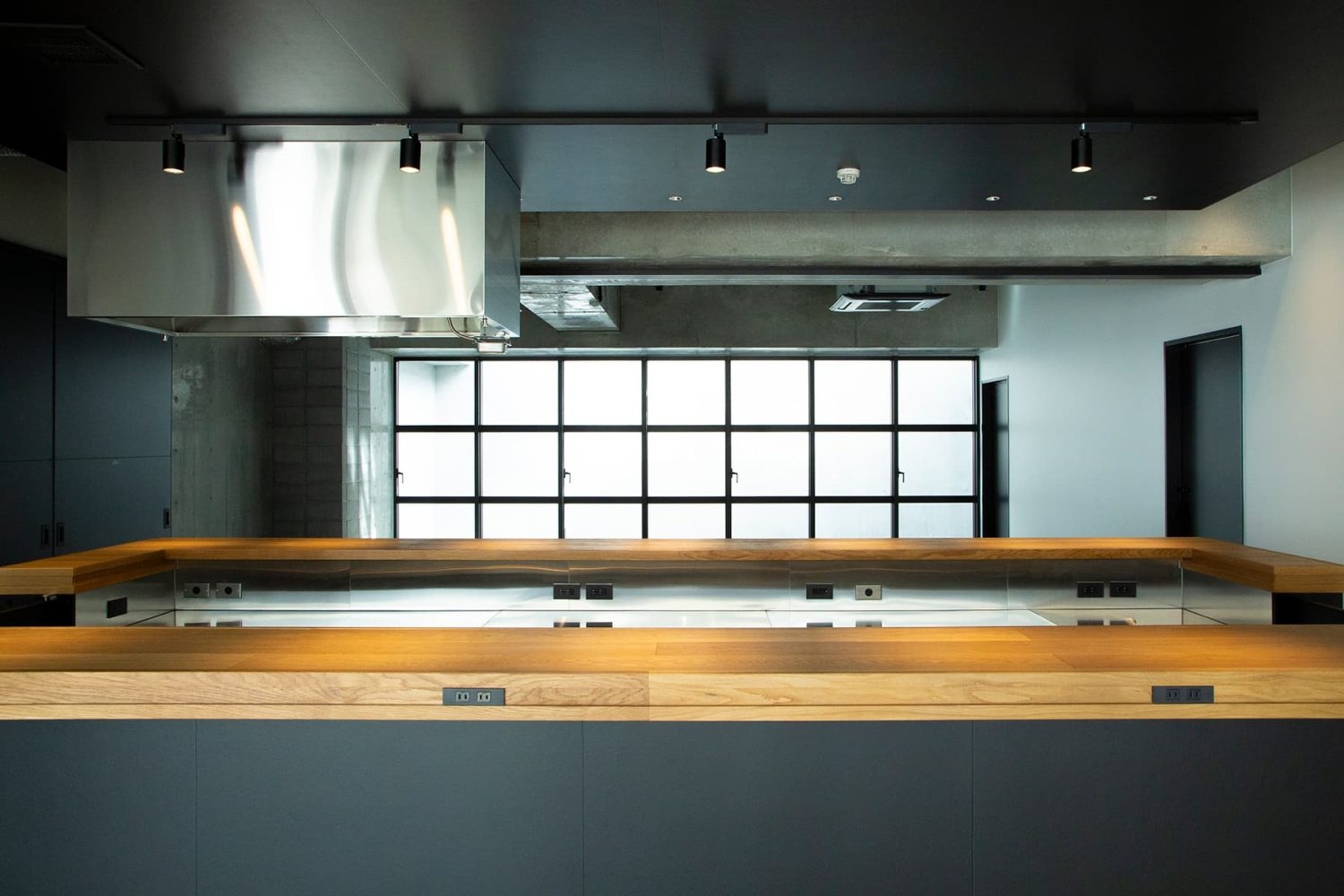 大きなアイランド型キッチンカウンター