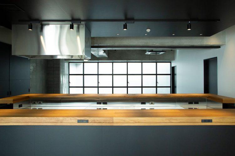 大きなアイランド型キッチンカウンター