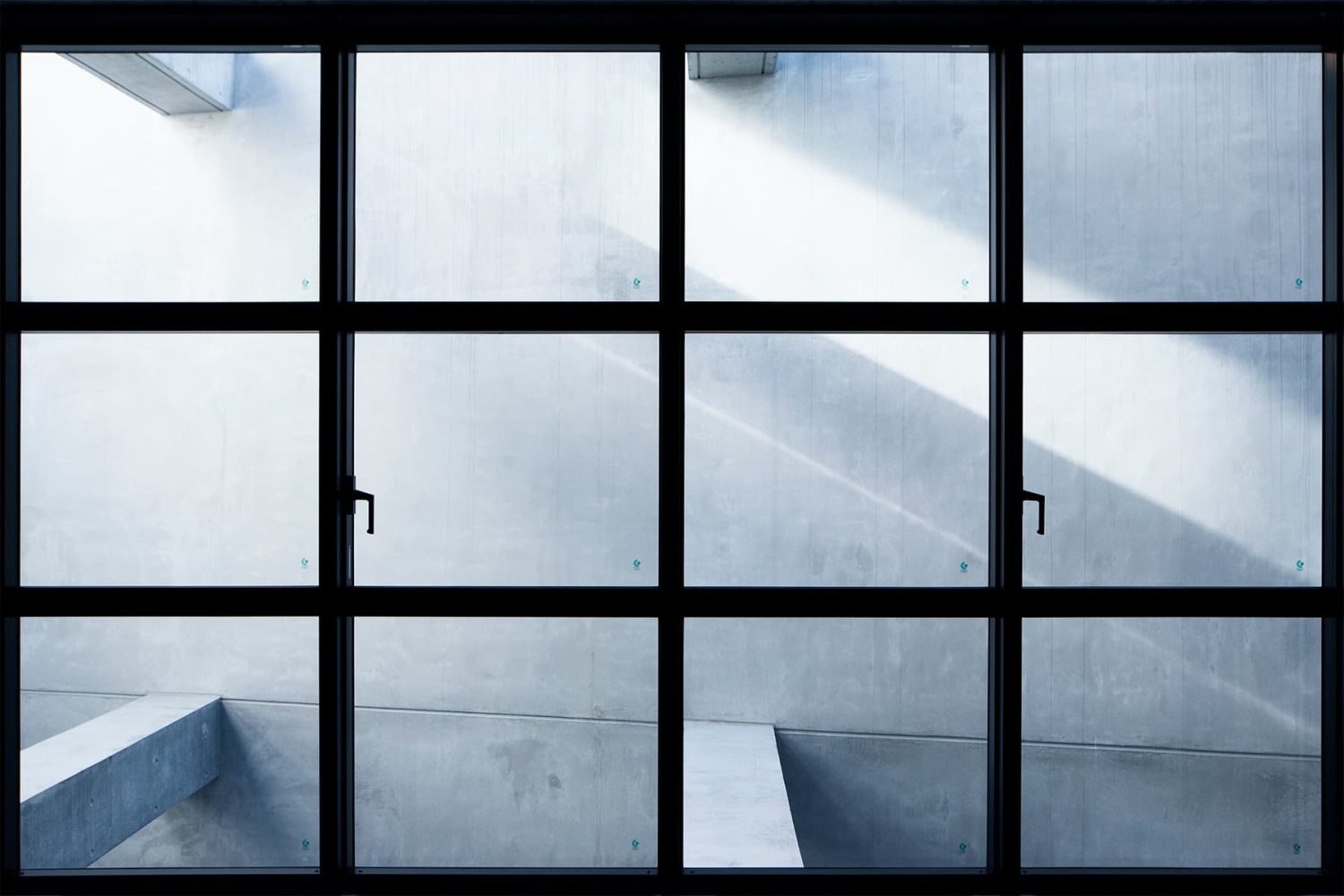 時間帯により表情を変える窓の背景