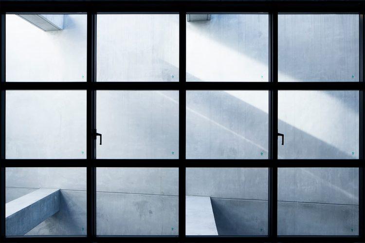 時間帯により表情を変える窓の背景