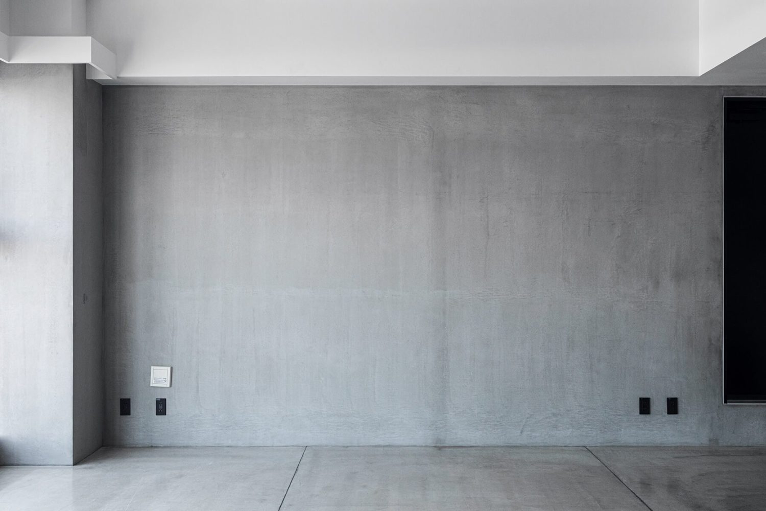 無機質なモルタルの壁