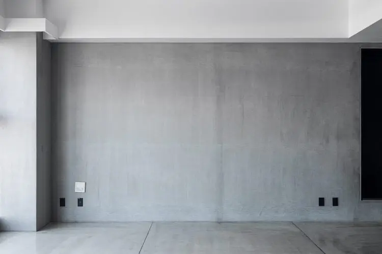 無機質なモルタルの壁