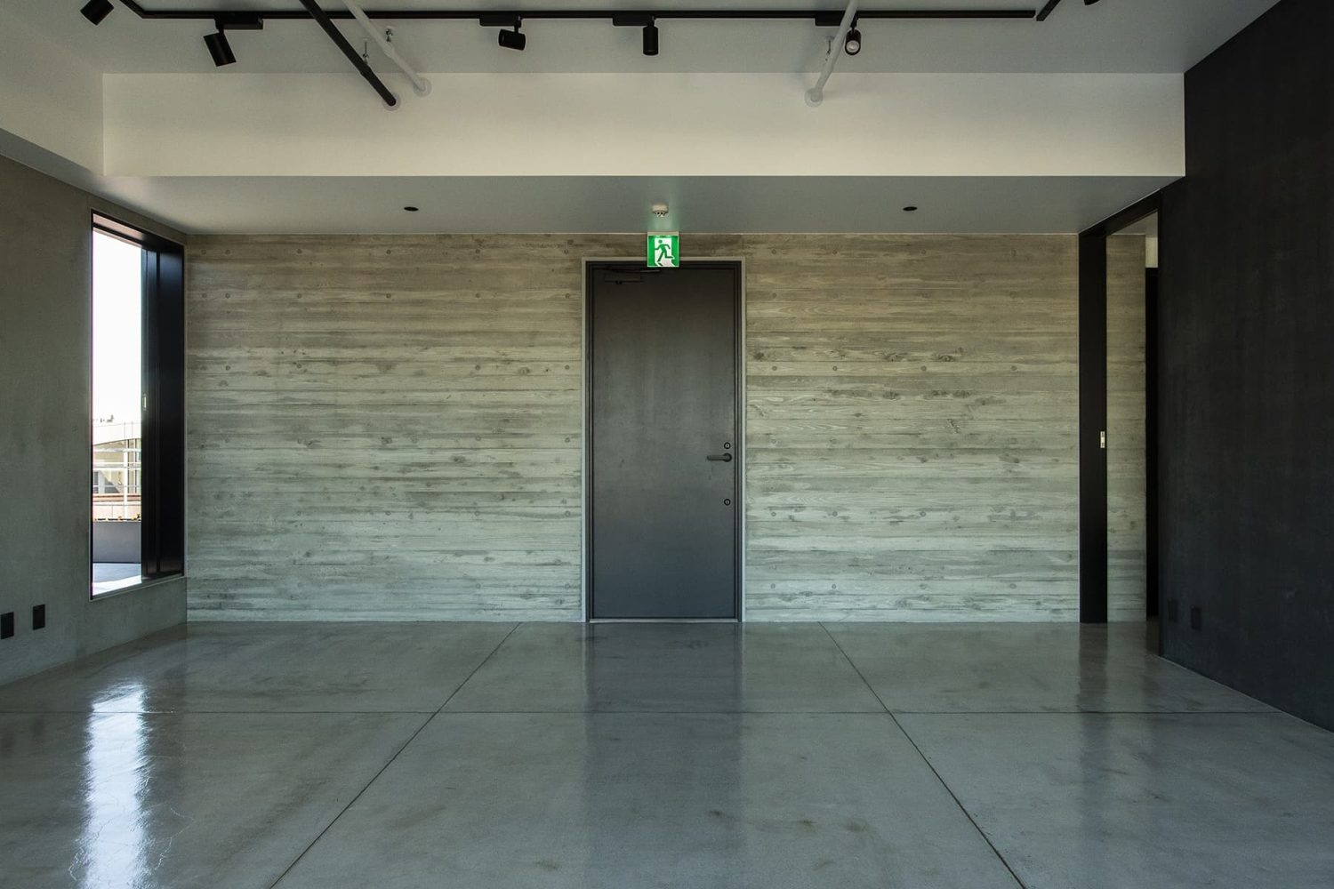 ナチュラルな木目調の壁