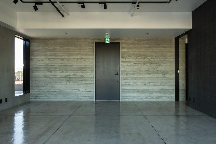 ナチュラルな木目調の壁