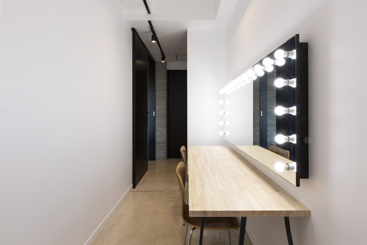 ハリウッドミラー完備のメイクルーム