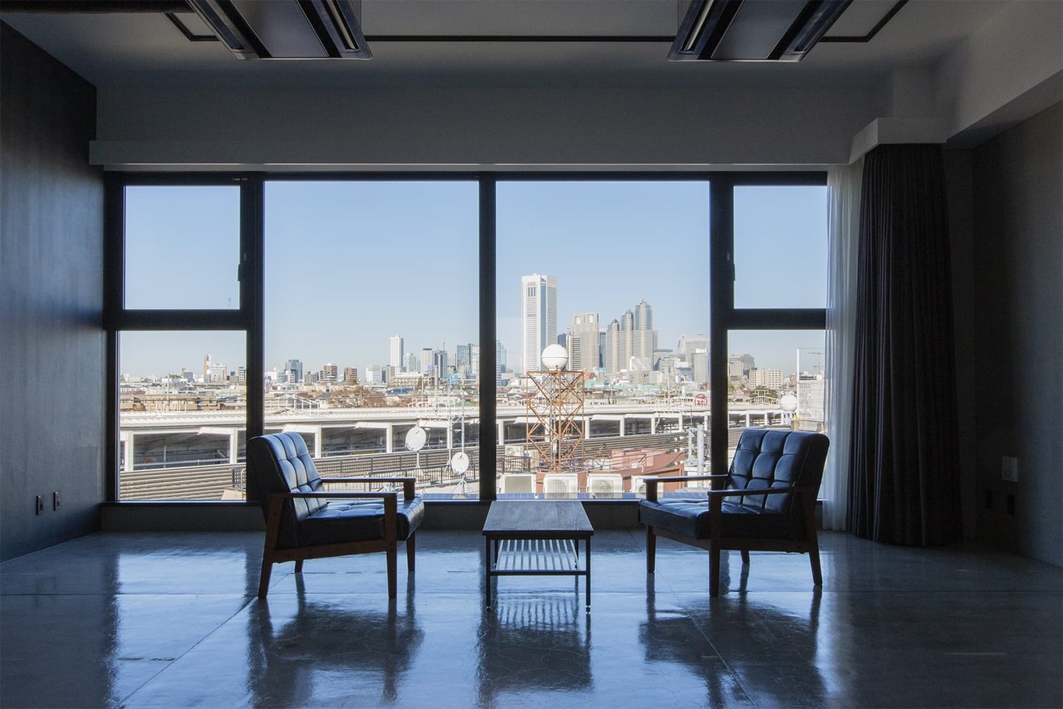 副都心を一望できる全面窓