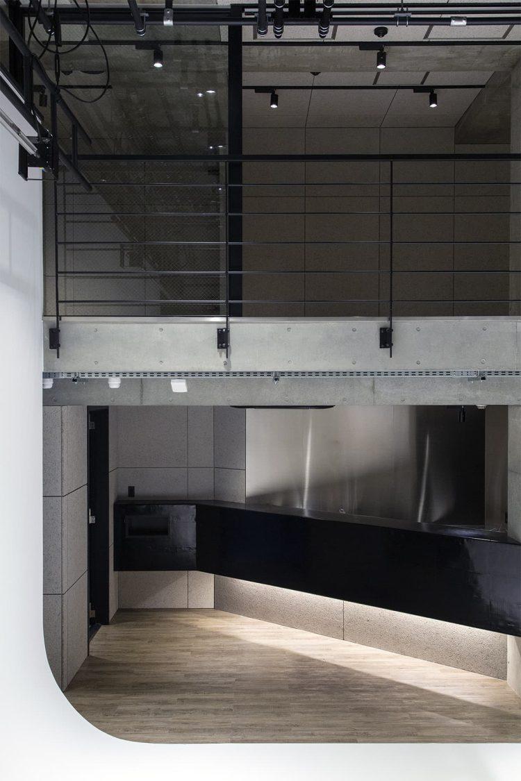 吹き抜けを利用した俯瞰の撮影が可能