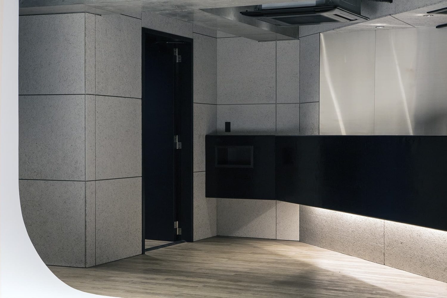 階段からの搬出口 / バーカウンター