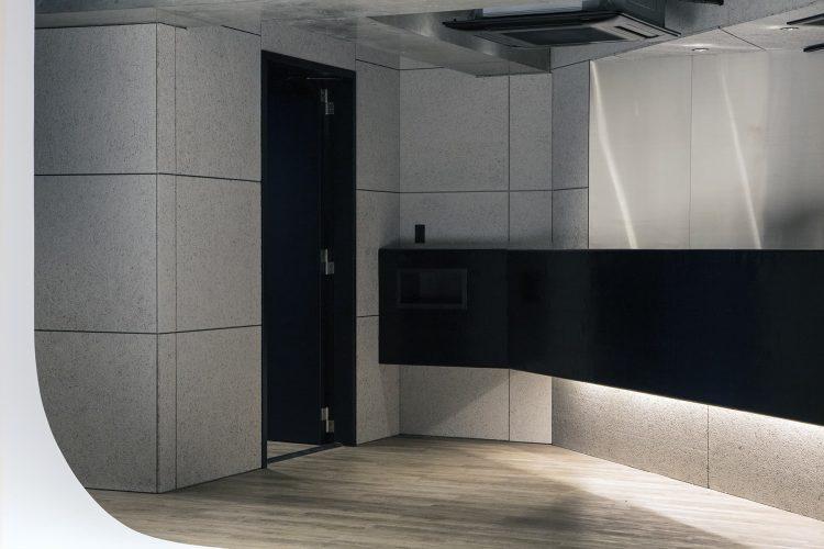 階段からの搬出口 / バーカウンター