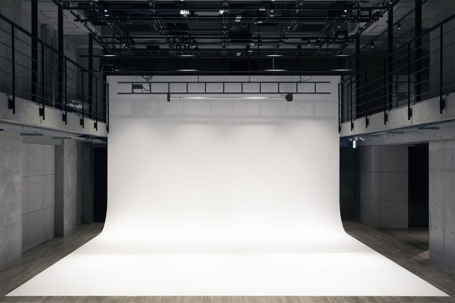 幅6.6m✕高さ4.4mの白ホリゾント