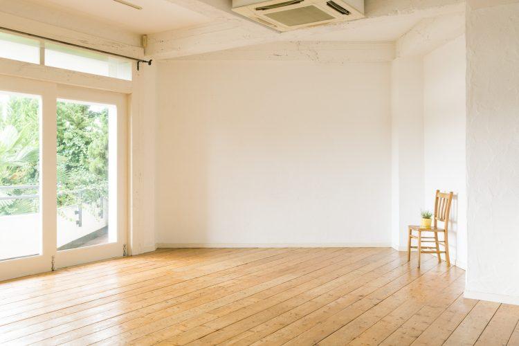 やわらかい光の入る白壁