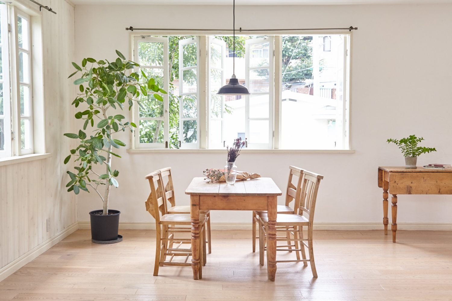 ナチュラルなダイニングセット