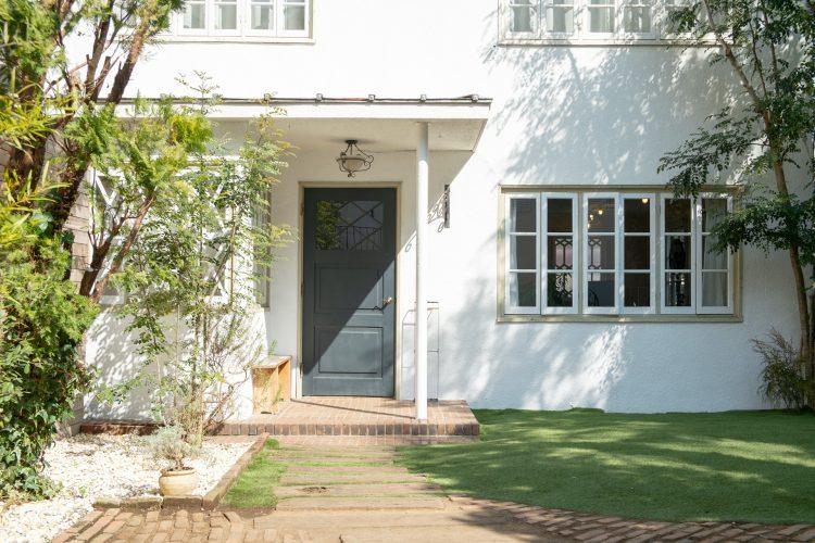 レンガと枕木の印象的な玄関