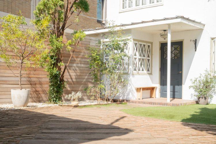 玄関は明るい南向き