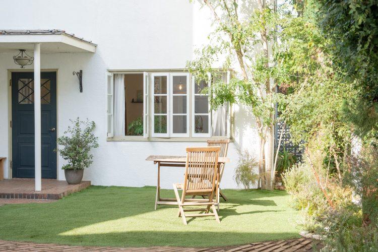 常緑樹に囲まれた庭(人工芝)