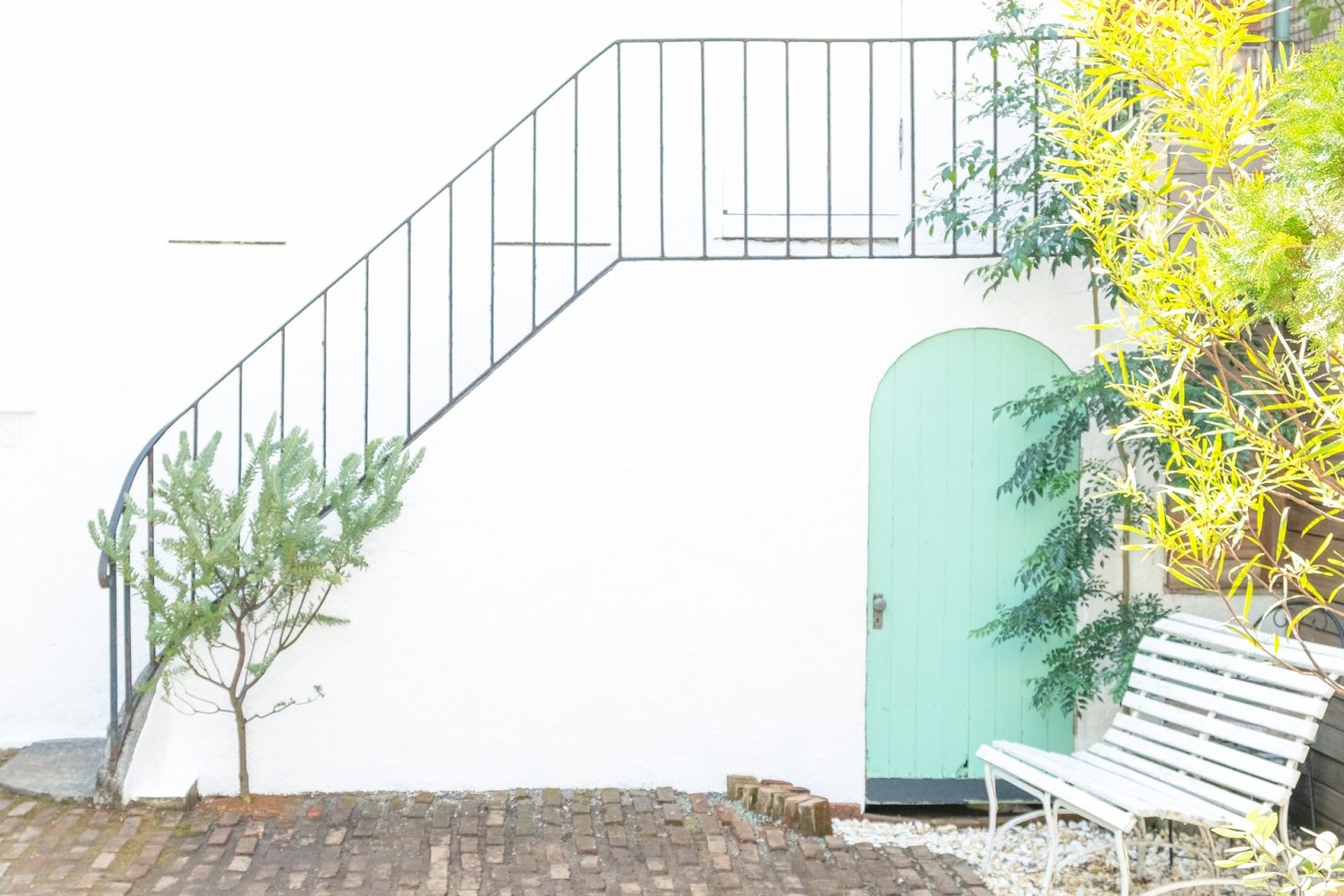 事務所棟の外壁や階段